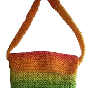 Puede incluir: Un bolso de mano de punto rectangular con un patrón de degradado vibrante que transiciona desde un verde lima brillante en la base hacia un amarillo en el centro y un naranja en la parte superior, con una correa de hombro de punto naranja.