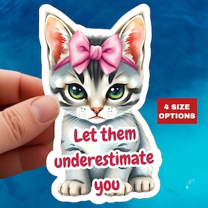 Pegatina de vinilo motivacional "Deja que te subestimen", con frase de empoderamiento de gatito, impermeable, para portátil o botella de agua.