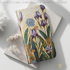 Op de afbeelding: Een portemonnee-etui met een bloemenmozaïekontwerp met paarse irissen, blauwe bloemen en groene bladeren. De hoes heeft de tekst "WALLET CASE • CARD HOLDER • STAND FUNCTION" en het logo "EVERSTYLE CREATIONS".