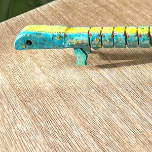 Handbemalter Leopardgecko aus Holz - Türkis, Gelb, Orange & schwarze Punkte