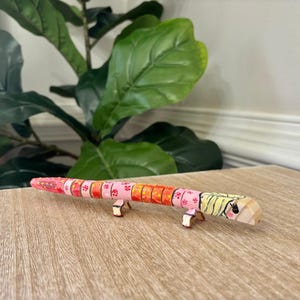 Handbemalter Leopardgecko aus Holz - Punkte in Pink, Rot, Orange & Gelb