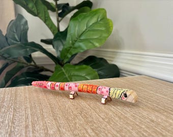 Gecko leopardo de madera pintado a mano: lunares rosados, rojos, naranjas y amarillos