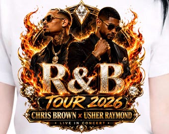 Peut inclure: Un t-shirt blanc avec une impression graphique de Chris Brown et Usher et le texte R&B TOUR 2026 CHRIS BROWN X USHER RAYMOND LIVE IN CONCERT. Le motif comprend des flammes orange et jaunes, des accents dorés et des détails en diamant.