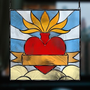 Può includere: Una finestra in vetro colorato che raffigura un cuore rosso con fiamme sopra, su uno sfondo a strisce blu e bianche. Il cuore ha uno stendardo dorato sotto.