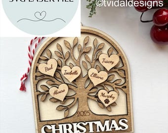 Puede incluir: Adorno navideño de madera con forma de árbol con hojas en forma de corazón, cada una con un nombre. El adorno tiene la palabra "Christmas" en la parte inferior y el año "2025". Se adjunta una cuerda roja y blanca para colgarlo.