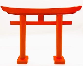 Puede incluir: Una vibrante puerta Torii naranja, una puerta tradicional del santuario sintoísta japonés. La puerta presenta dos pilares verticales que sostienen una viga superior curva y dos vigas horizontales. La estructura está pintada de color naranja brillante.