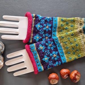 Hand-knitted arm warmers made of merino wool "Starch"