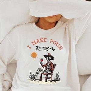 Archivo SVG Skeleton Wine Lover divertido para impresión y corte, camiseta de vino bebiendo vaquero de estilo occidental PNG, arte de pared vintage country, decisión de vertido