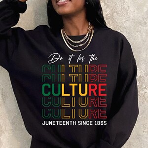 Può includere: Felpa nera con il testo "Do it for the Culture" in verde, giallo e rosso. Il testo "Juneteenth Since 1865" è stampato sotto il testo principale.