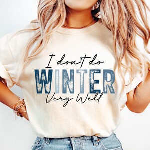 Puede incluir: Una camiseta blanca con un gr&aacute;fico azul y blanco que dice "No hago el invierno muy bien".