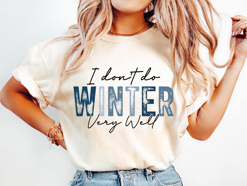 Puede incluir: Una camiseta blanca con un gr&aacute;fico azul y blanco que dice "No hago el invierno muy bien".