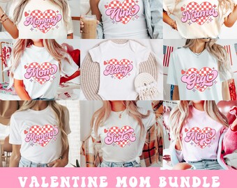 Könnte beinhalten: Eine Auswahl an weißen, cremefarbenen und rosa T-Shirts und ein Body, jeweils mit einem Herzdesign mit Schachbrettmuster und Wörtern wie "Mommy", "Mini" oder "Baby". Der Text "VALENTINE MOM BUNDLE SUBMLIMATION 9 PNG" steht unten.