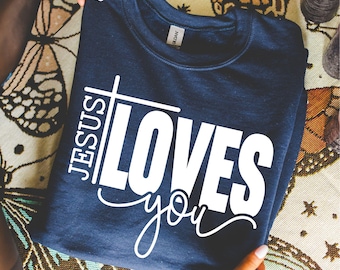 Jesus te ama PNG SVG, camiseta com versículo bíblico, design cristão, png cristão, camiseta cristã svg, jesus svg, citação cristã svg, citação bíblica svg