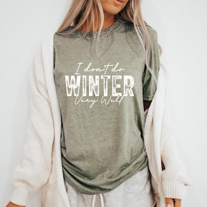 Puede incluir: Una camiseta verde con el texto "I don't do winter very well" en letras blancas.