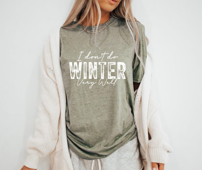 Puede incluir: Una camiseta verde con el texto "I don't do winter very well" en letras blancas.