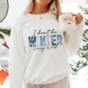 Puede incluir: Sudadera blanca con texto azul y blanco que dice "No hago el invierno muy bien".