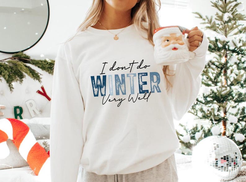 Puede incluir: Sudadera blanca con texto azul y blanco que dice "No hago el invierno muy bien".
