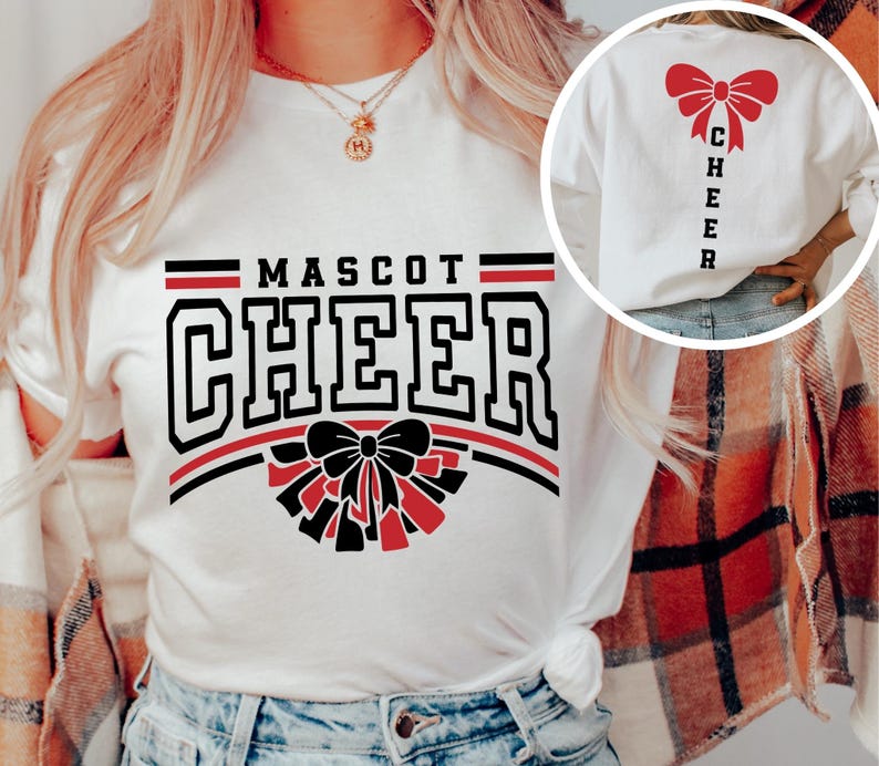 Puede incluir: Camiseta blanca con dise&ntilde;o de porrista negro y rojo. La parte delantera de la camiseta dice "Mascot Cheer" con un lazo rojo y pompones. La parte trasera de la camiseta dice "Cheer" verticalmente con un lazo rojo.