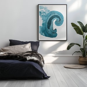 Può includere: Una stampa artistica astratta incorniciata con un design a spirale color verde acqua è appesa sopra un letto con lenzuola e cuscini blu navy. Una coperta in finta pelliccia e una pianta in vaso in un cesto intrecciato completano l'arredamento della stanza.