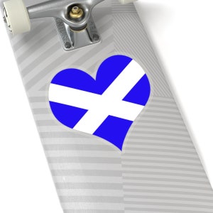 Adesivo de Bandeira Escocesa em Formato de Coração. Bandeira Escocesa Azul e Branca. Cruz de Santo André em Formato de Coração. Adesivos Kiss-Cut