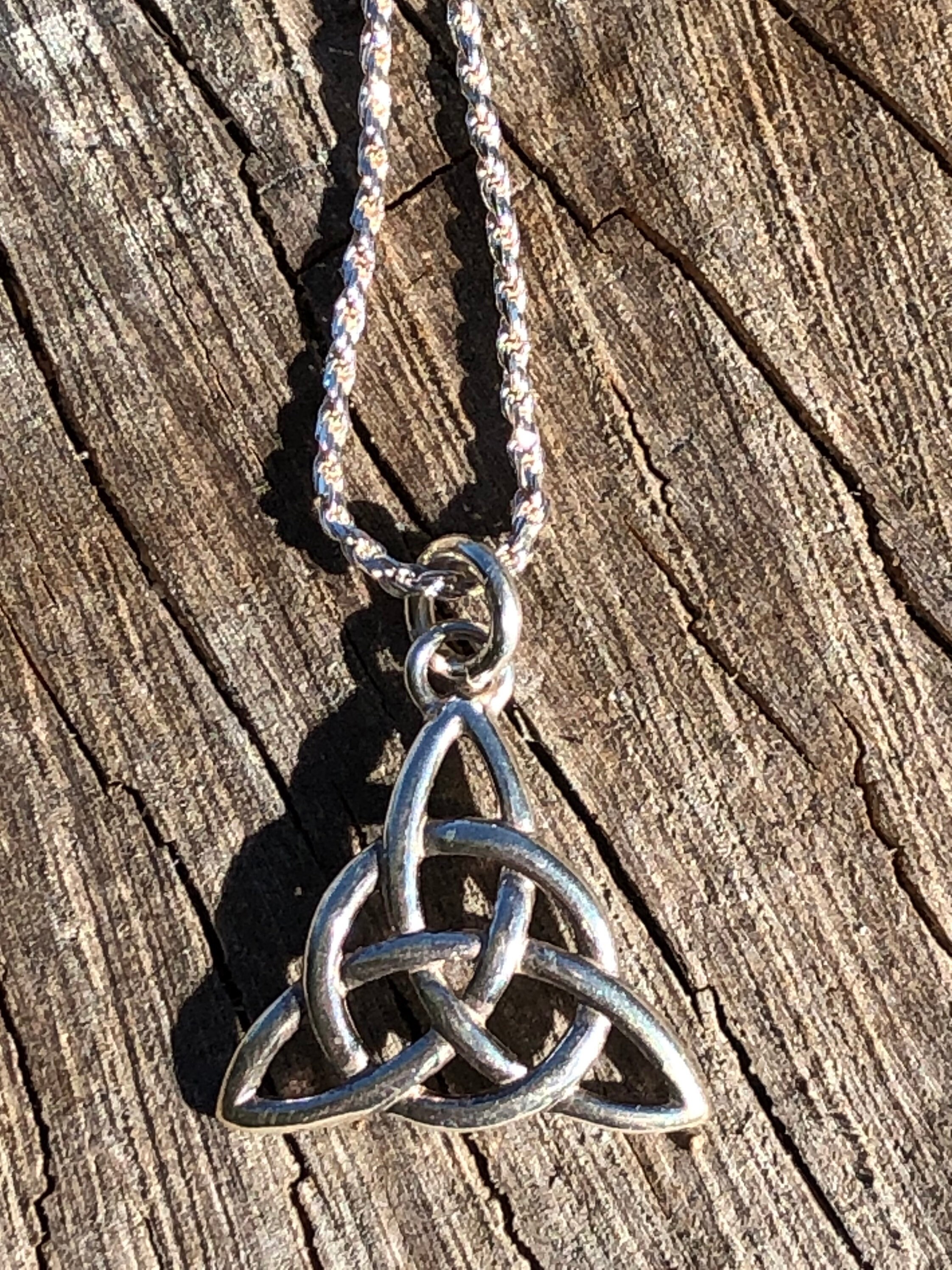 【新品/即発送】Llife KNOT PENDANT Trinity Knot Necklace. Celtic Knot Necklace. Sterling Silver