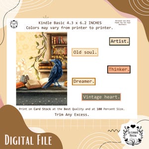 Könnte beinhalten: Digitale druckbare Kunst mit einem Raben, der auf einem aufgeschlagenen Buch sitzt, mit einem Bücherregal und Grün im Hintergrund. Die Wörter "Old soul", "Thinker", "Dreamer", "Artist" und "Vintage heart" sind in Kästchen um das Bild herum geschrieben. Der Text "Kindle Basic 4.3 x 6.2 INCHES" befindet sich oben im Bild. Der Text "Colors may vary from printer to printer." befindet sich unter dem Bild. Der Text "Print on Card Stock at the Best Quality and at 100 Percent Size. Trim Any Excess." befindet sich unter dem Bild. Der Text "DIGITAL FILE" befindet sich unten im Bild. Der Text "EX LIBRIS TRICIA" befindet sich in einem Kreis unten rechts im Bild.