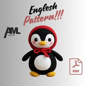 Puede incluir: Patrón de crochet para un pingüino con un gorro rojo con capucha y un lazo rojo. El patrón está disponible para descargar en PDF. El texto de la imagen dice "Englesh Pattern!!!"