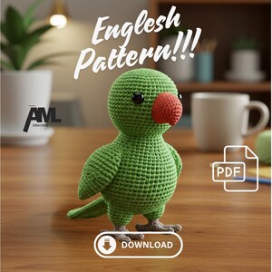 Op de afbeelding: Haakpatroon voor een groen papegaai amigurumi speelgoed. Het patroon is beschikbaar als PDF-download. De afbeelding toont het afgewerkte speelgoed en de tekst "English Pattern!!!" en "Download".