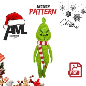 Peut inclure: Un patron de crochet pour réaliser un poupon Grinch vert avec une écharpe rayée rouge et blanche. Le patron est en anglais et est disponible en téléchargement PDF. L'image comprend également le texte "Joyeux Noël" et un motif de flocon de neige.