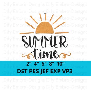 Puede incluir: Un diseño de bordado digital con un sol naranja estilizado con rayos sobre las palabras "SUMMER time" en escritura negra. Se incluyen opciones de tamaño y tipos de archivo.