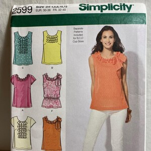 OSKRIDNA Simplicity 2599 Storlek: 4 till 12 Topp med kanter och kupvarianter.