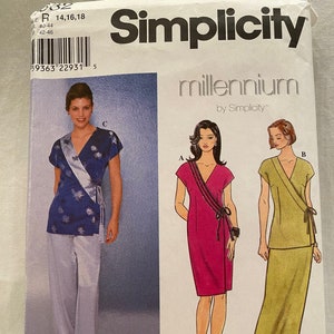 Può includere: Un cartamodello per un abito o una blusa avvolgente. Il cartamodello include tre stili diversi: una stampa floreale blu e bianca, un rosa tinta unita e un verde tinta unita. Il cartamodello si chiama "millennium by Simplicity".