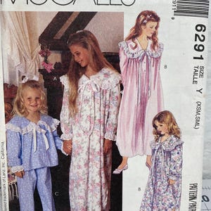 Può includere: Modello di cucito McCall's con pigiami per ragazze. Il modello include disegni per un completo pigiama, una camicia da notte lunga e una camicia da notte più corta, tutti con colletti arricciati e opzioni di tessuto floreale o tinta unita. Il numero del modello è 6291.