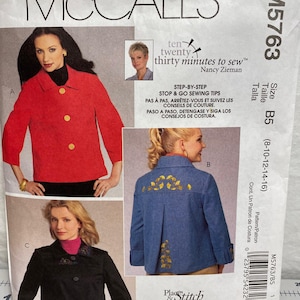 Puede incluir: Patrón de costura McCall's M5763 con tres diseños de chaqueta. El patrón incluye consejos de costura paso a paso. La imagen muestra una chaqueta roja con botones dorados, una chaqueta vaquera azul con bordados dorados y una chaqueta negra.