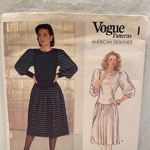 Può includere: Modello di cucito Vogue Patterns American Designer per un abito con un corpetto a righe e una gonna liscia. Il numero del modello è 1209.