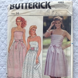 Puede incluir: Un patrón de costura vintage para tres estilos diferentes de vestidos. El patrón es para la talla 14 y es de Butterick, número de patrón 4993.
