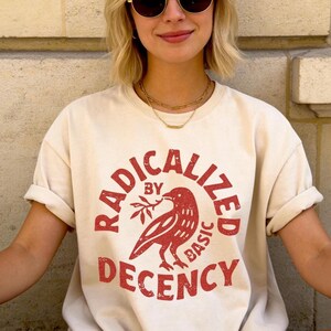 Camiseta unissex Radicalized By Basic Decency, Justiça Social, Direitos Humanos, Luta contra o Fascismo, Liberdade de Expressão, Camiseta Peace Bird, Camiseta Salve a Democracia