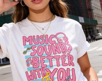 Camiseta "La música suena mejor contigo", camiseta musical escrita a mano, camiseta gráfica estilo dopamina, camiseta para amantes de la música con auriculares, camiseta para festivales.