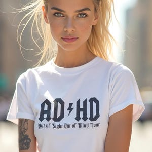 Camiseta para el TDAH, Gira &quot;Fuera de la vista, fuera de la mente&quot;, Neurodivergente, Camiseta estilo AC/DC para el TDAH, Concienciación sobre la salud mental, Guerrero del autismo, Desquiciado