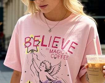 Believe in Magic and Coffee Shirt, schattig grillig T-shirt, Cherub Star-ballonafbeelding, handgeschreven citaat T-shirt, boho-shirt, koffieliefhebber