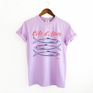 Orchid Purple T-shirt with the text Côtes d'Azur, France.

Côtes d'Azur France T-Shirt, Old Money Aesthetic, 3 Fish , French Riviera, Heritage, Sardines TShirt, France Travel Tee, Coastal Aesthetic, Retro Graphic Tee, French Vacation, Mediterranean