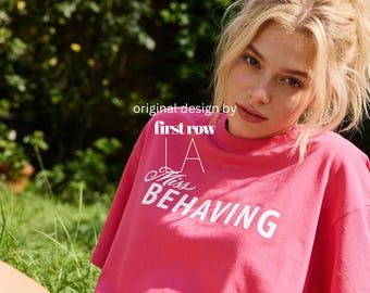 T-shirt met opdruk 'Miss Behaving', T-shirt met grafische afbeelding van een schoonheidskoningin, grappig en brutaal T-shirt, kokette Y2K-top, T-shirt geïnspireerd op een missverkiezing, roze meisjesachtig shirt, humor van een ondeugend meisje