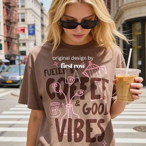 Angetrieben durch Kaffee und gute Stimmung Shirt, Kaffee Liebhaber T-Shirt, Moka Pot Tee, gemütliche Kaffee Ästhetik, Tulpe Shirt, Café T-Shirt, Müde Mamas Club