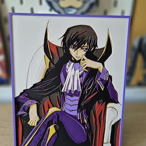 Peut inclure: Une œuvre d'art en papier superposé représentant un personnage d'anime vêtu d'une tenue violette et noire, assis sur un trône. L'œuvre a un cadre violet et est soutenue par deux supports noirs. Le personnage a les cheveux noirs et porte une chemise blanche à volants.