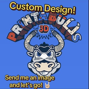 Op de afbeelding: Blauwe afbeelding met een illustratie van een stier en de tekst "Custom Design! PRINTABLE 3D" boven de stier. Daaronder staat de tekst "Send me an image and let's go!" met een rockhandgebaar.