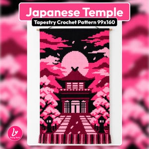 Puede incluir: Un tapiz de ganchillo rectangular para pared con una escena de templo japonés en tonos negro, rojo oscuro y rosa. El diseño incluye una gran luna circular, cerezos en flor y un camino. El texto dice Japanese Temple Tapestry Crochet Pattern 99x160.
