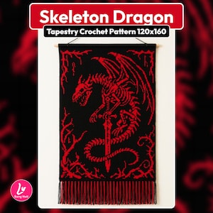 Puede incluir: Un tapiz de ganchillo negro y rojo con un dragón esqueleto que sostiene una espada. El texto dice Skeleton Dragon Tapestry Crochet Pattern 120x160. La pieza tiene flecos en la parte inferior y cuelga de una varilla de madera.