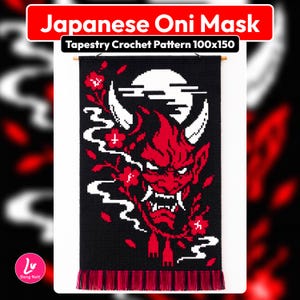 Puede incluir: Un tapiz rectangular tejido a ganchillo con un diseño de máscara Oni en rojo, blanco y negro. El texto "Japanese Oni Mask" y "Tapestry Crochet Pattern 100x150" aparece sobre la pieza, que cuelga de una varilla de madera con flecos.