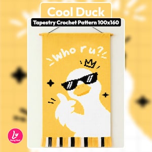 Puede incluir: Un tapiz de ganchillo amarillo con un pato blanco que lleva gafas de sol negras y una pequeña corona. El texto "who ru?!" aparece sobre el pato. La pieza tiene un soporte de madera en la parte superior y flecos de color amarillo, negro y blanco.