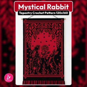 Puede incluir: Un patrón de ganchillo tipo tapiz rectangular titulado Mystical Rabbit 120x160. El diseño muestra dos conejos frente a una rosa central, rodeados de follaje colgante y estrellas en negro y rojo, terminado con un borde de flecos.